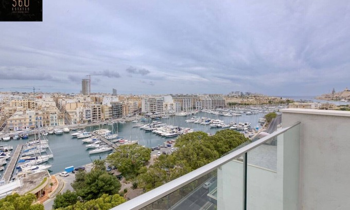 Pieta Apartamento | Beautiful, stunning 3BR home, opposite the harbour