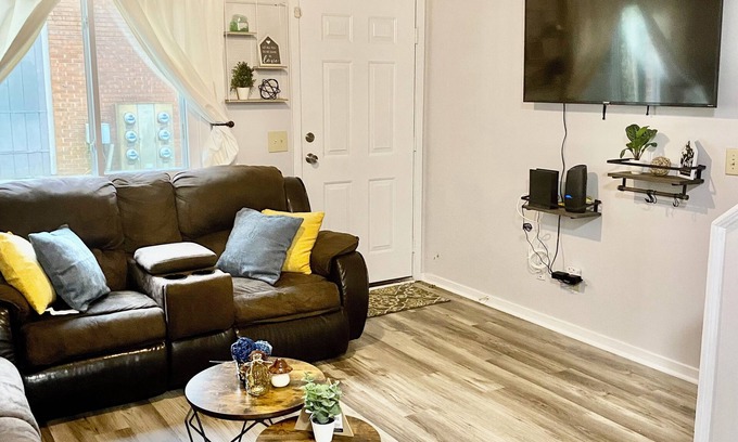 Seven Oaks Casa | Beautiful & Stylish 2 BR & 2.5 Baths 10min downtown, 5min Lexington Med Center