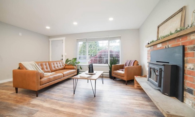 Puyallup Casa | Beautiful Stylish Home With Hot Tub