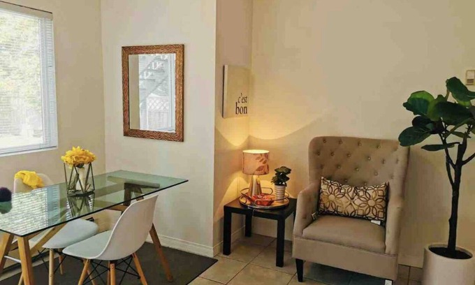 Renfrew-Collingwood Casa | Beautiful suite with separate entrance close to Downtown and Metrotown