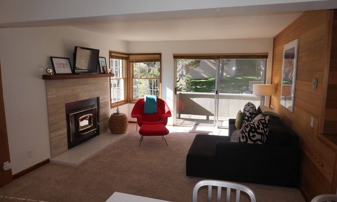 Mammoth Lakes Condominio | Beautiful Sun-Filled Condo just Steps from Mammoth Mountain's Canyon Lodge!