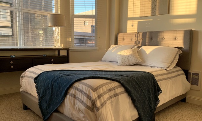 South of Market Condominio | Beautiful & Sunny 2 Bedroom Apartment - w/Private Parking, Roof Deck, Laundry!