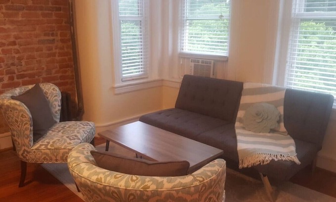 Adams Morgan Cama Y Desayuno | Beautiful, Sunny Studio in Vibrant Adams Morgan