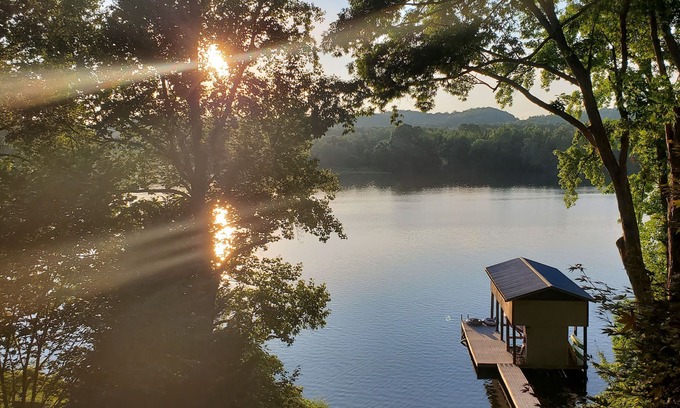 Spring City Casa | Hermosas puestas de sol con un muelle en Watts Bar Lake