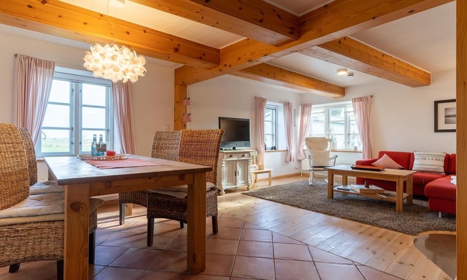 Westerhever Casa | Beautiful thatched cottage with spacious fenced garden for 4 pers.