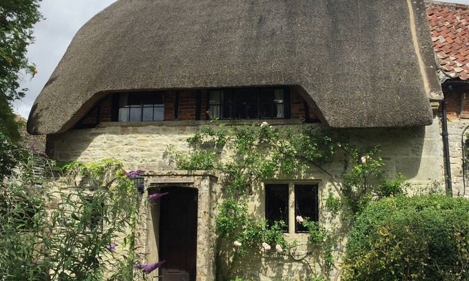 Teffont Evias Cabaña | Hermosa cabaña clasificada con techo de paja de grado II cerca de Stonehenge y Salisbury