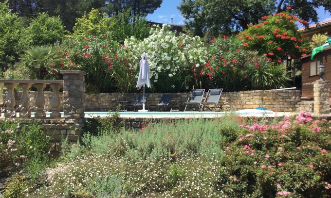 Esperaza Villa | Hermosa casa de tres dormitorios con piscina privada y jardines preciosos