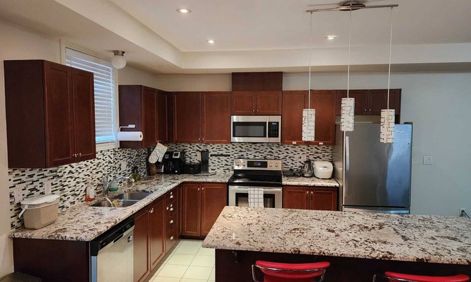 Mount Hope Huron Park Casa | Beautiful Three Bedroom House