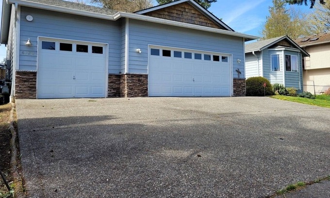 Everett Casa | Beautiful Three-Bedroom Two Bath Home
