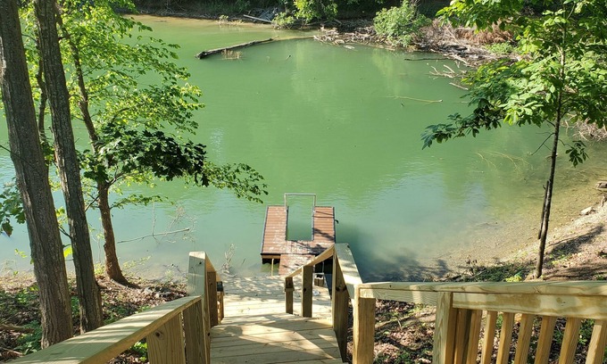 Dandridge Cabina | Beautiful Tiny Home log cabin on the lake - Perfect for a couples getaway!