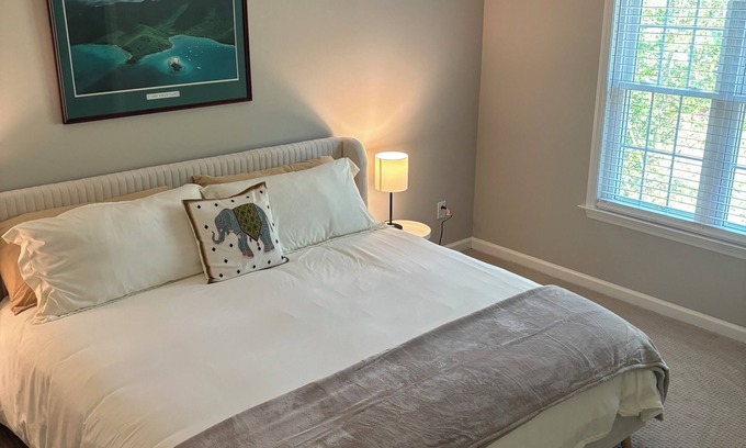 Northeast Raleigh Casa | Beautiful townhome on golf course, near downtown and hospitals