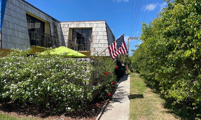Biggar Casa | Beautiful Townhome with private patio / swimming pool and pet friendly !