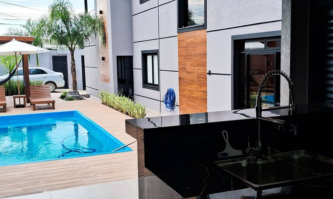 Muquem Casa | Beautiful Townhouse with 3 suites, Pool and Garage for 4 Cars