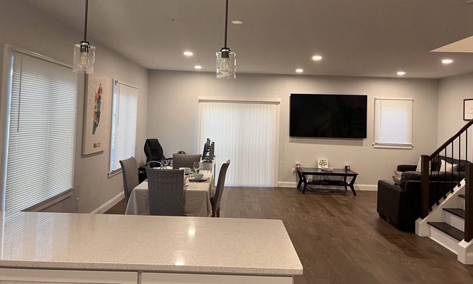 Vauxhall Casa | Beautiful Townhouse 30 minutes from midtown NYC!