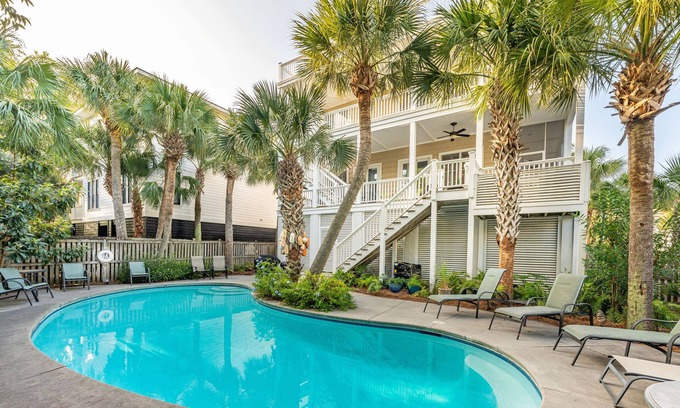 Charleston County Casa | Beautiful Traditional Home with Private Pool! 5 BR 4 BA