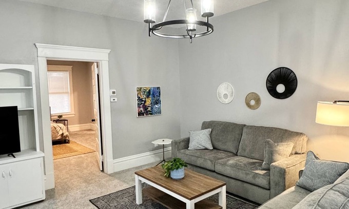 Olde Town Augusta Apartamento | Beautiful Tree-Top Apartment Home with Expansive Two Bed, Two Bath En-suites.
