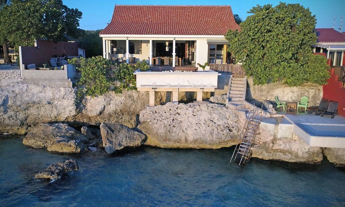 Boka Sami Villa | Hermosa villa tropical con acceso privado al mar