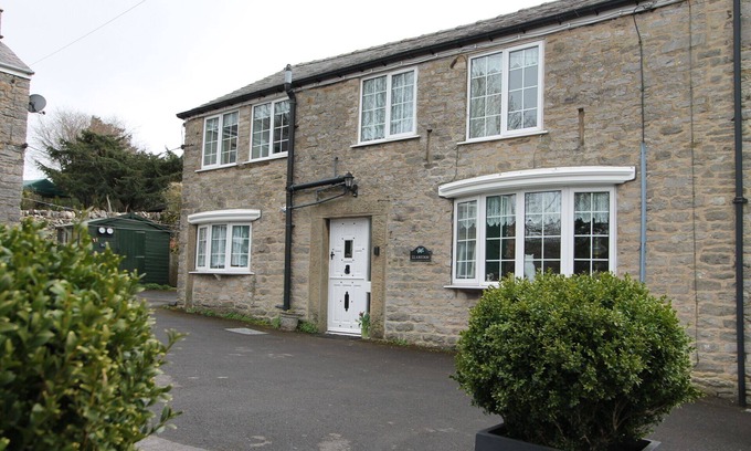 Castleton Cabaña | Beautiful Two Bedroom Country Cottage in Castleton Village with Patio & Parking