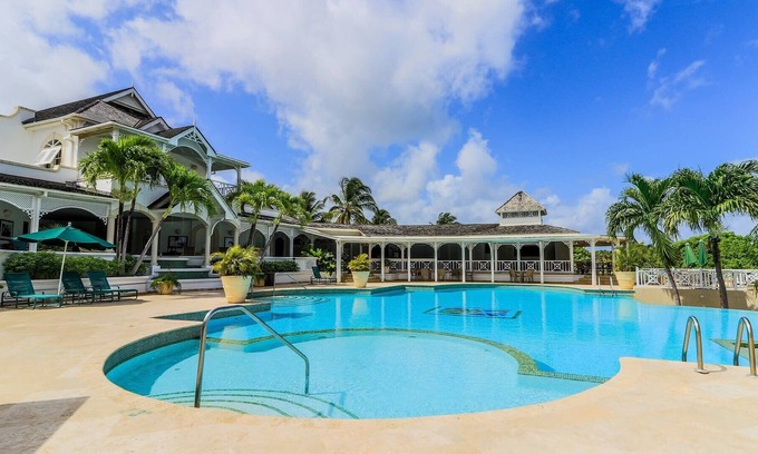 Mount Standfast Apartamento | Beautiful Two Bedroom Apartment with Garden Views
