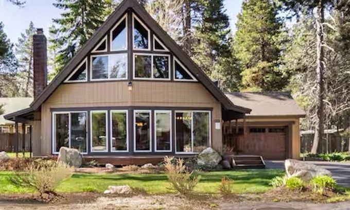South Lake Tahoe Chalet De Esquí | Beautiful Updated Chalet Next to Golf Course VHR-073547