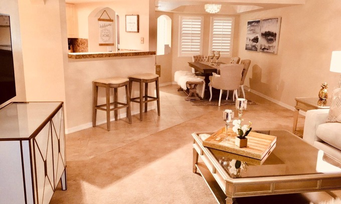 Camelback East Condominio | HERMOSO APARTAMENTO DE RESORT RECIENTEMENTE AMUEBLADO EN EL BILTMORE DE ARIZONA