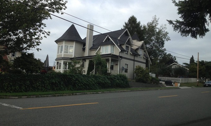 Snohomish Casa | Beautiful victorian house, walk to shopping & historic district, & so much more
