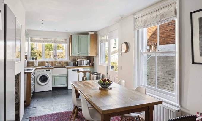 Exeter Casa | Beautiful Victorian Home on Peaceful Green Square