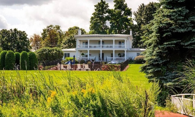 Williamson Casa | Beautiful Victorian Lake Front Estate