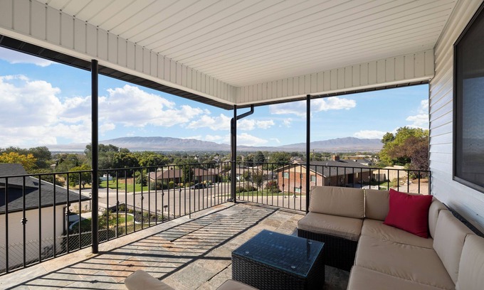 Lehi Casa | Beautiful View on Balcony Family Retreat