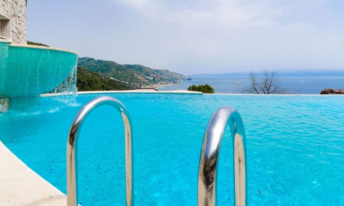 Taormina Apartamento | Beautiful View, Pool ,two steps from city center !