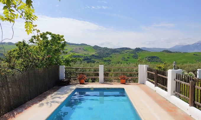 Montecorto Villa | Bonitas vistas a la Sierra de Grazalema, ideal para disfrutar y desconectar.