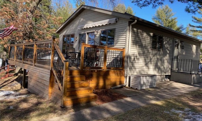 Shell Lake Cabina | Beautiful views / Private Beach / Clean & comfortable cabin!