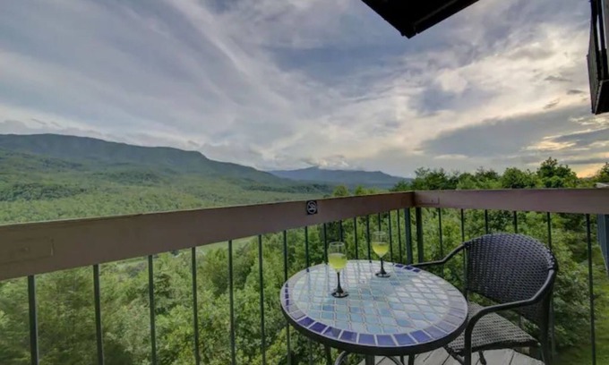 Pittman Center Condominio | Beautiful views! Sleeps 2, Indoor Pool