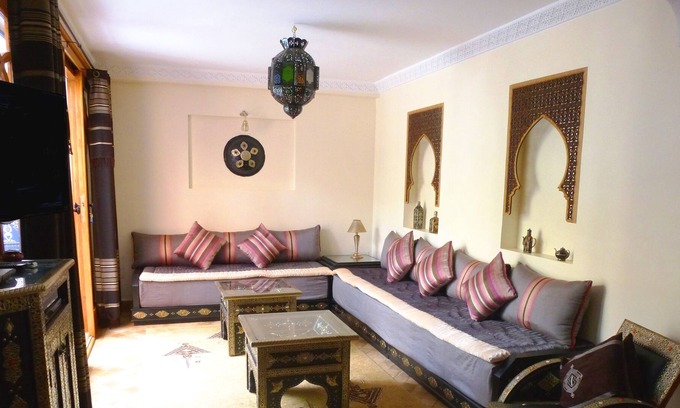 Swiss City Villa | Hermosa villa BERBERE, Patios elevada, Fuentes y Solarium