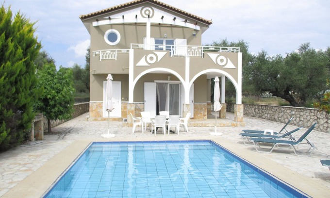 Agrilia Villa | Hermosa Villa Ella con piscina privada. E. Licencia O.T MHTE 0428K9200476001