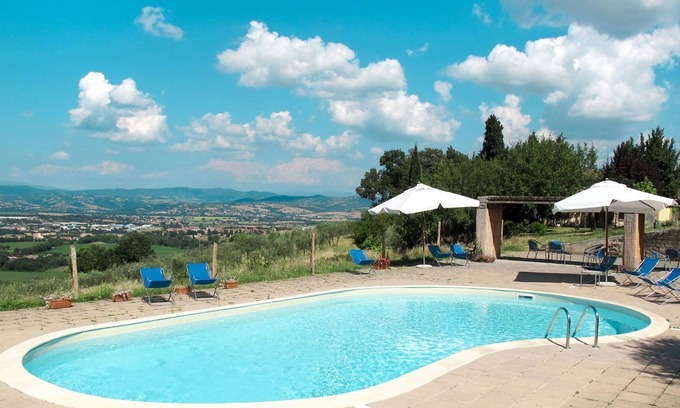 Fratta Villa | Preciosa casa de vacaciones con WIFI, piscina, TV, patio, mascotas permitida y aparcamiento