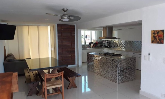 Punta Cancún Casa | Hermosa Villa frente a Laguna, en el corazón de la zona hotelera de Cancún.