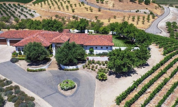 Paso Robles Villa | Beautiful villa in Paso Robles Wine Country with Swimming Pool and Hot Tub