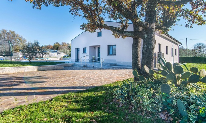 Marasi Villa | Villa independiente con piscina privada, terraza cubierta y equipamiento de juegos.