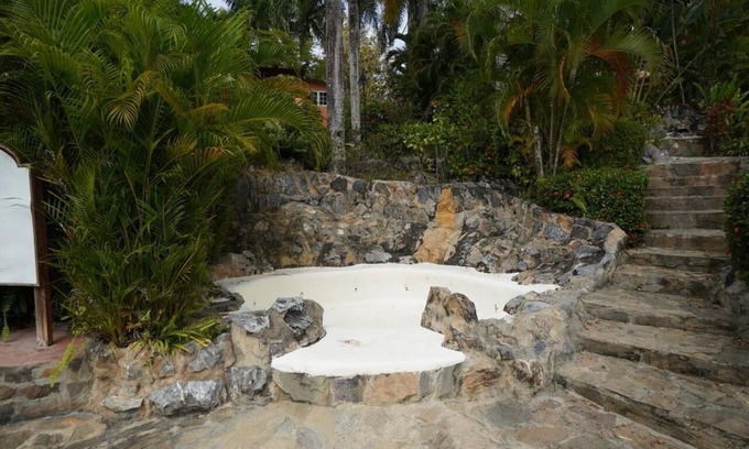 La Ceiba Casa | Beautiful villa surrounded by tropical gardens by breathtaking Playa Bonita