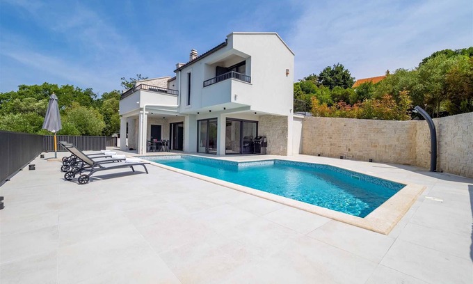 Risika Villa | Beautiful Villa TIMES with heated pool