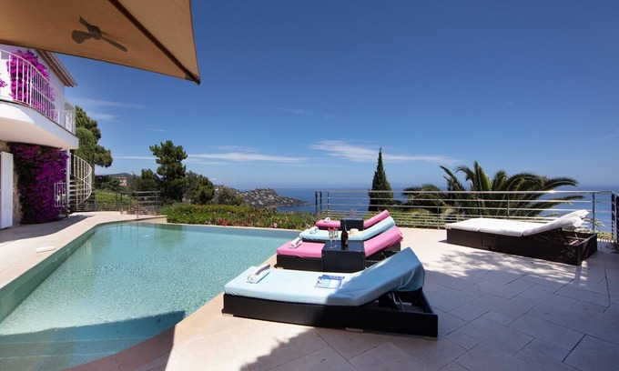 Espero-Pax Villa | Hermosa villa con vista al mar