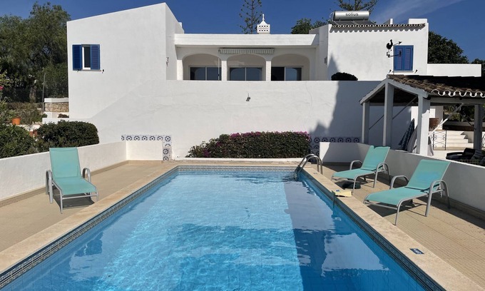 Monte Raposo Villa | hermosa villa con piscina privada, barbacoa, wifi, a 10 minutos del mar y campos de golf del Algarve