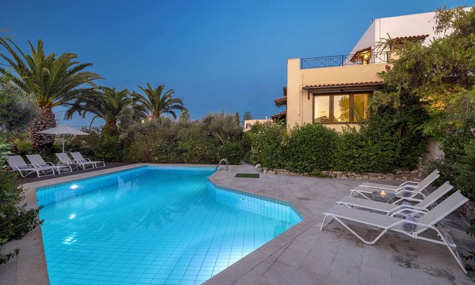 Prines Villa | Hermosa villa con jardín y gran piscina, piscina infantil separada