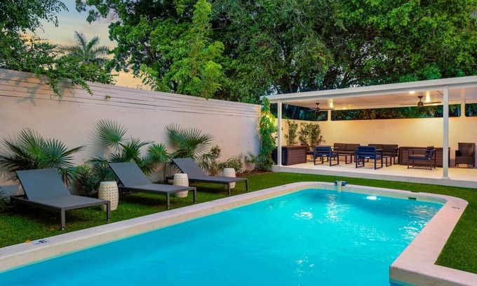 Northeast Miami Casa | Beautiful Villa with heated pool, Fits 14 !
