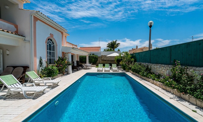 Correeira Villa | Bonita vivienda con jardín y picina privada cerca de los bares y playas