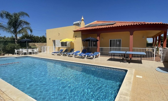 Albufeira Villa | Hermosa Villa, Perfectamente Ubicada con Ambiente Relajante. 4 Dormitorios, 4 Baños, Gran Piscina Fen.