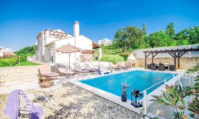 Momjan Casa | Hermosa villa con piscina, parrilla, wifi, PlayStation 3, wifi gratis