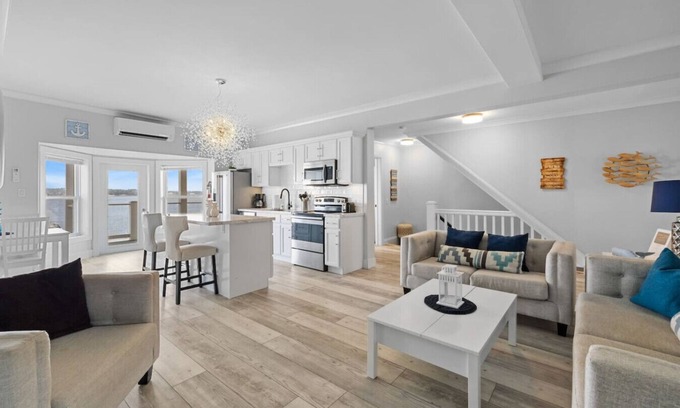 Queens Square Condominio | Beautiful Waterfront 2 Bdrm Condo Downtown Ch'town