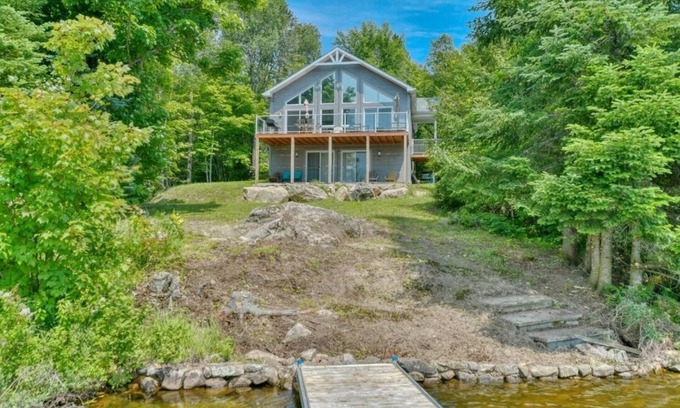 Mille-Isles Chalet De Esquí | Beautiful waterfront cottage on a pristine lake in Morin Heights
